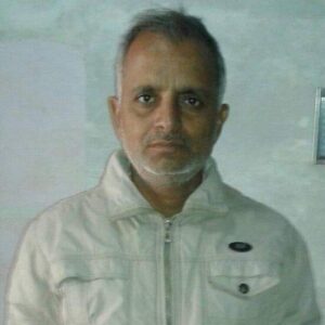 रिपोर्ट/सहसंपादक विनायक गिरि रामनगर /बाराबंकी:स्थानीय तहसील के ग्राम जुरौंडा निवासी अशोक कुमार सिंह पुत्र राज नारायण सिंह ने तहसीलदार रामनगर को प्रार्थना पत्र देकर लेखपाल के द्वारा बिना जांच के गलत तरीके से घरौनी बनाने एवं उसकी जमीन दूसरे के नाम दर्ज किए जाने का आरोप लगाया है। तहसीलदार  कविता ठाकुर को दिए गए प्रार्थना पत्र में अशोक कुमार सिंह ने कहा है कि जुरौडा में तैनात लेखपाल अजय पाठक के द्वारा गांव में विधिवत जांच के बगैर मनमाने तरीके से घरौनी बना दी गई हैं। शिकायतकर्ता के घर के पीछे स्थित जमीन दूसरे के नाम दर्ज कर दिया गयी है। शिकायतकर्ता का आरोप है कि लेखपाल के द्वारा तहसील में प्रधान पति के साथ बैठकर मनमाने तरीके से घरौनी में नाम दर्ज कर दिये गये है।तहसीलदार ने जांच कर निस्तारण कराए जाने का आश्वासन दिया है।