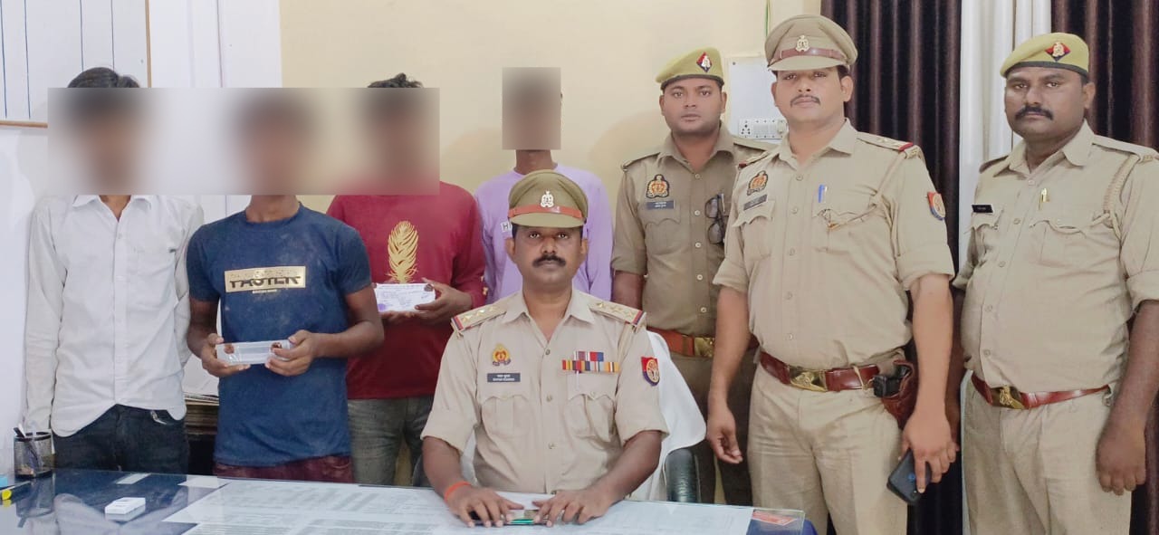 थाना कोतवाली देहात पुलिस टीम द्वारा मु0अ0सं0 312/23 धारा 394 भा0द0वि0 से सम्बंधित 04 नफर अभियुक्तो को गिरफ्तार कर लूट गया मोबाइल व रुपये बरामद किये गये