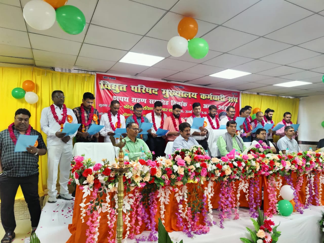 विद्युत परिषद मुख्यालय कर्मचारी संघ के नव निर्वाचित पदाधिकारियों के शपथ ग्रहण कार्यक्रम में पहुंचे ऊर्जा मंत्री  विद्युत् कार्मिकों की कार्यशैली में सुधार न होने पर होगी सख्त कार्रवाई : एके शर्मा  गलत बिल बनाने और बाद में सुधार करने के मामले में भ्रष्टाचार करने वाले पर एक्शन होगा  गलत ढंग से छापामारी कर उपभोक्ता को परेशान करने पर होगी सख्त कारवाई  छापेमारी कर गलत ढंग से समझौता करने वालों पर भी होगी कार्रवाई