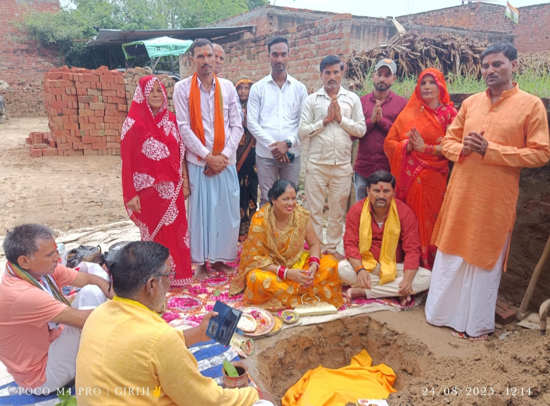 ज्योतिषाचार्य उत्तम गुरुजी महाराज जी के द्वारा छोटी हनुमानगढ़ी मंदिर का किया गया शिलान्यास