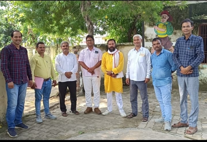 4 सितंबर को बी एस ए कार्यालय पर होने वाले धरना प्रदर्शन के लिए लंभुआ के शिक्षकों ने कसी कमर