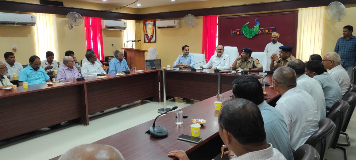 जिलाधिकारी व पुलिस अधीक्षक ने अधिवक्ताओं के साथ की बैठक
