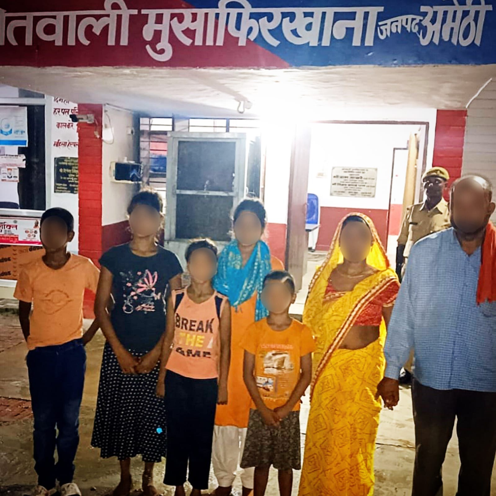 सराहनीय कार्य अमेठी पुलिस थाना मुसाफिरखाना पुलिस द्वारा घर से गायब हुई माँ व 05 बच्चों को सकुशल ढूंढकर परिजनों को किया गया सुपुर्द