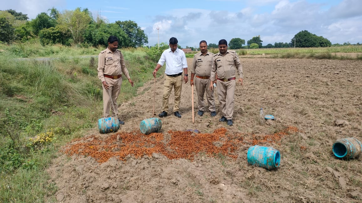 जिलाधिकारी के निर्देश पर आबकारी विभाग ने की छापेमारी  मौके पर 45 लीटर अवैध शराब बरामद तथा 03 अभियोग पंजीकृत