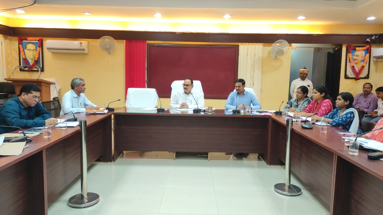 जिलाधिकारी ने कर-करेत्तर, राजस्व वसूली एवं राजस्व कार्यो की किया समीक्षा  राजस्व वसूली में शिथिलता बरतने पर सम्बन्धित विभागों के अधिकारी के विरूद्ध की जायेगी कार्यवाही………जिलाधिकारी