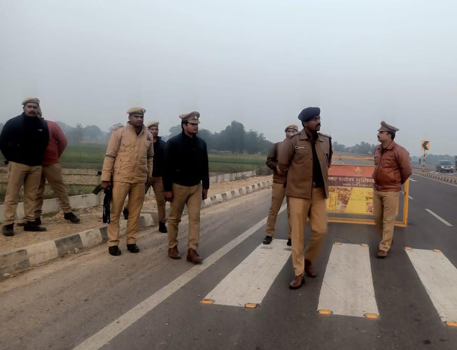 शांति, सुरक्षा व कानून व्यवस्था के दृष्टिगत पुलिस अधीक्षक अमेठी द्वारा जनपद अमेठी-सुल्तानपुर के थौरी बॉर्डर थानाक्षेत्र भाले सुल्तान शहीद स्मारक पर की गयी चेकिंग ।