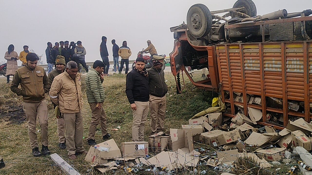 तेज रफ्तार शराब लदी डीसीएम पलटी,चालक घायल