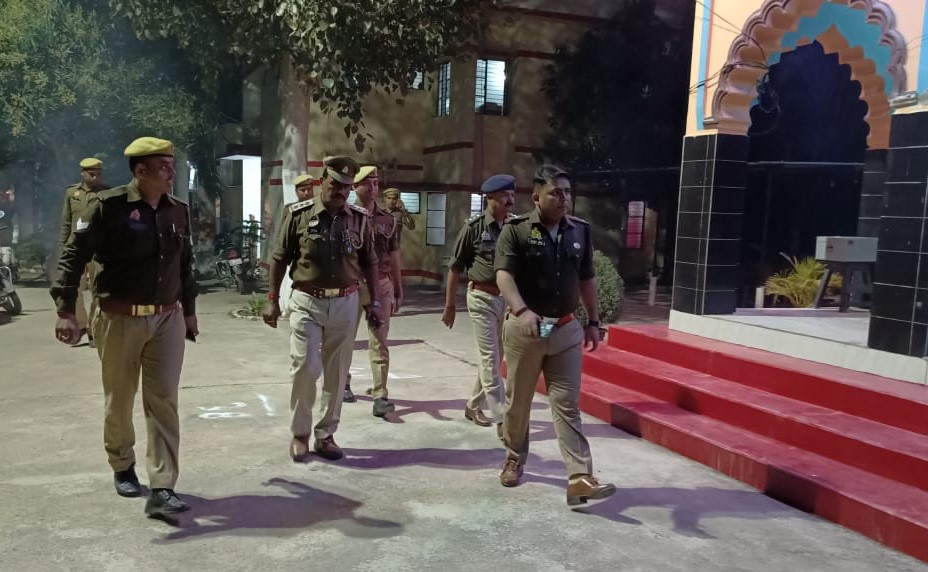 पुलिस अधीक्षक अमेठी द्वारा थाना भाले सुल्तान शहीद स्मारक का किया गया आकस्मिक निरीक्षण ।