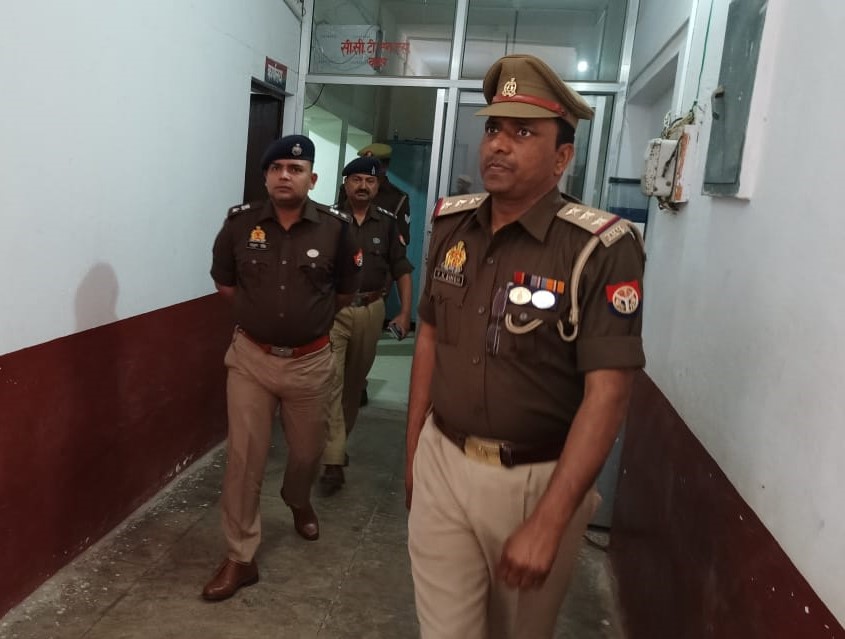 *पुलिस अधीक्षक अमेठी द्वारा थाना मुसाफिरखाना का किया गया आकस्मिक निरीक्षण ।*