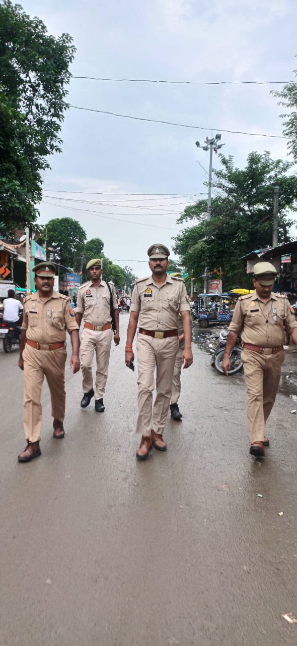 त्यौहार के दृष्टिगत शान्ति, सुरक्षा एवं कानून व्यवस्था बनाये रखने हेतु जनपद के थानों द्वारा अपने-अपने थानाक्षेत्रों में की गई पैदल गश्त ।*