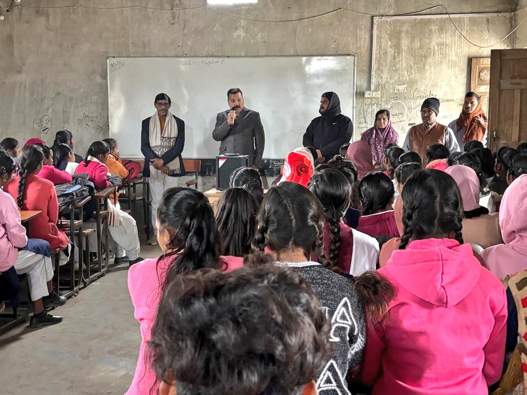 राष्ट्रीय सड़क सुरक्षा माह के अन्तर्गत एएच इंटर कॉलेज जगदीशपुर में छात्र-छात्राओं को यातायात नियमों के प्रति किया गया जागरूक।