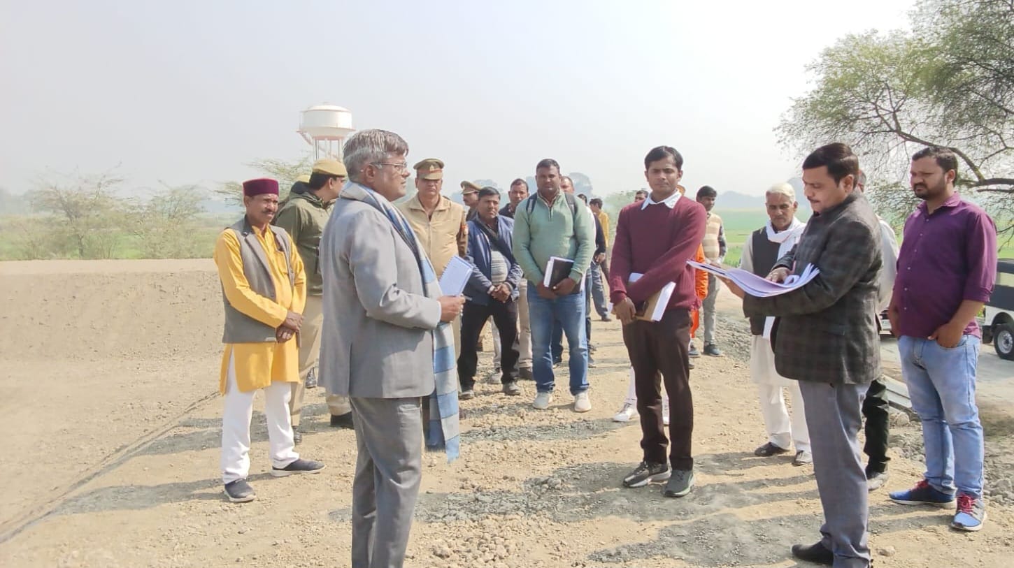 जमीन पर उतरकर ही गाँव का विकास संभव…….डॉ. हीरा लाल।  गौरीगंज में कृषि विभाग के अधिकारियों/कर्मचारियों के साथ की बैठक।  तालाब निर्माण की गुणवत्ता को परखा और दिए आवश्यक दिशा-निर्देश।