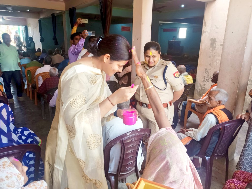 वृद्धाश्रम में डीएम, एसपी और सीडीओ ने बुजुर्गों संग खेली स्नेह और सम्मान की होली