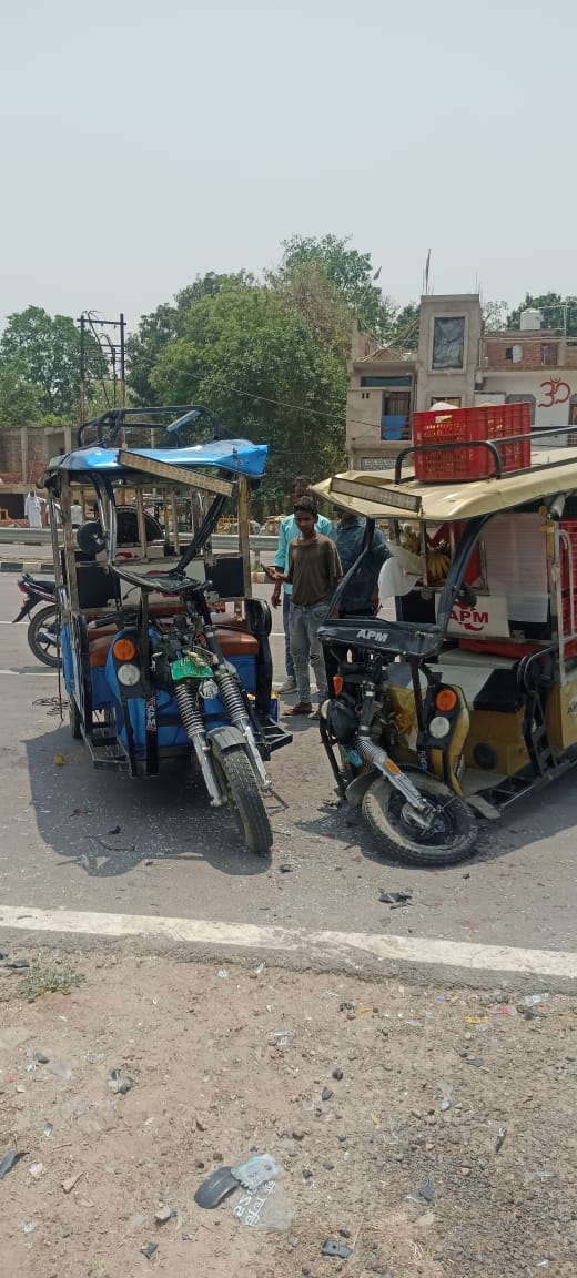 ई रिक्शा की आमने सामने भिड़ंत में आधा दर्जन लोग घायल