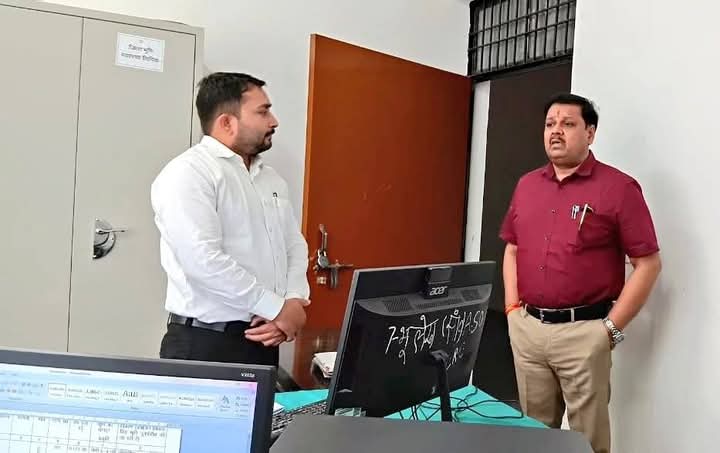 कार्यसंस्कृति में सुधार की पहल: डीएम संजय चौहान ने किया कलेक्ट्रेट का औचक निरीक्षण