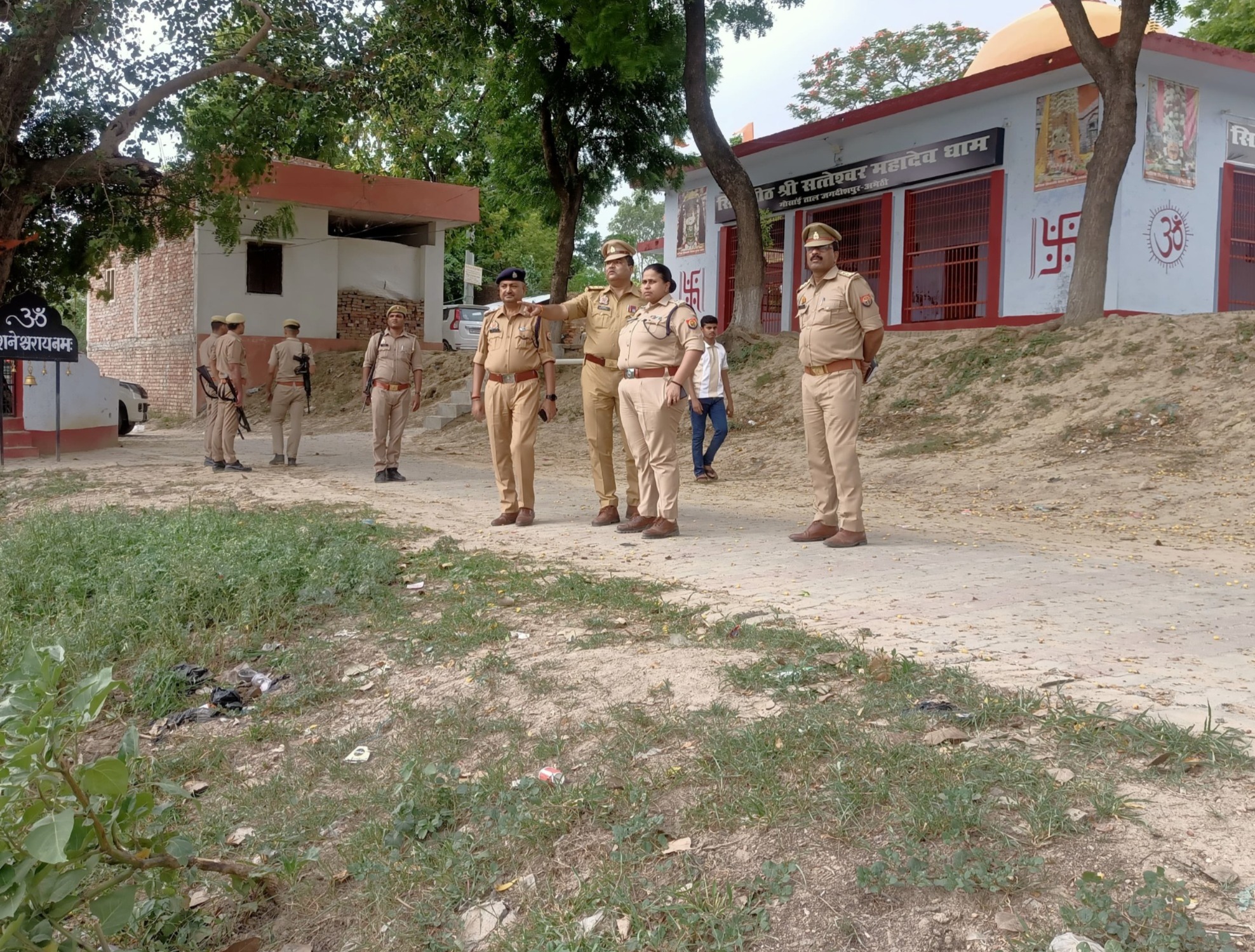 आगामी त्यौहार मोहर्रम के दृष्टिगत व पुलिस अधीक्षक अमेठी द्वारा कस्बा जगदीशपुर का किया गया भ्रमण ।