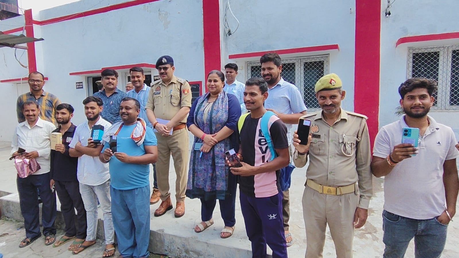 11 लाख 25 हजार रूपए के खोये हुए 75 मोबाइल फोन को अमेठी पुलिस ने किया फोन मालिकों को सुपुर्द,