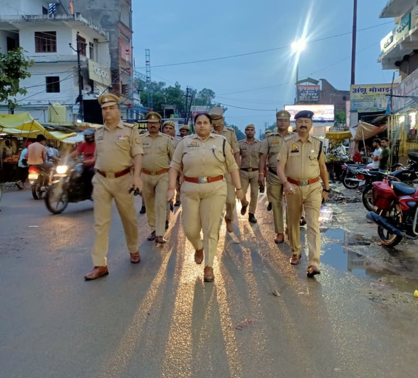 आगामी त्यौहार एवं शांति, सुरक्षा व कानून व्यवस्था के दृष्टिगत पुलिस अधीक्षक अमेठी द्वारा कस्बा जगदीशपुर में किया गया पैदल गश्त ।*