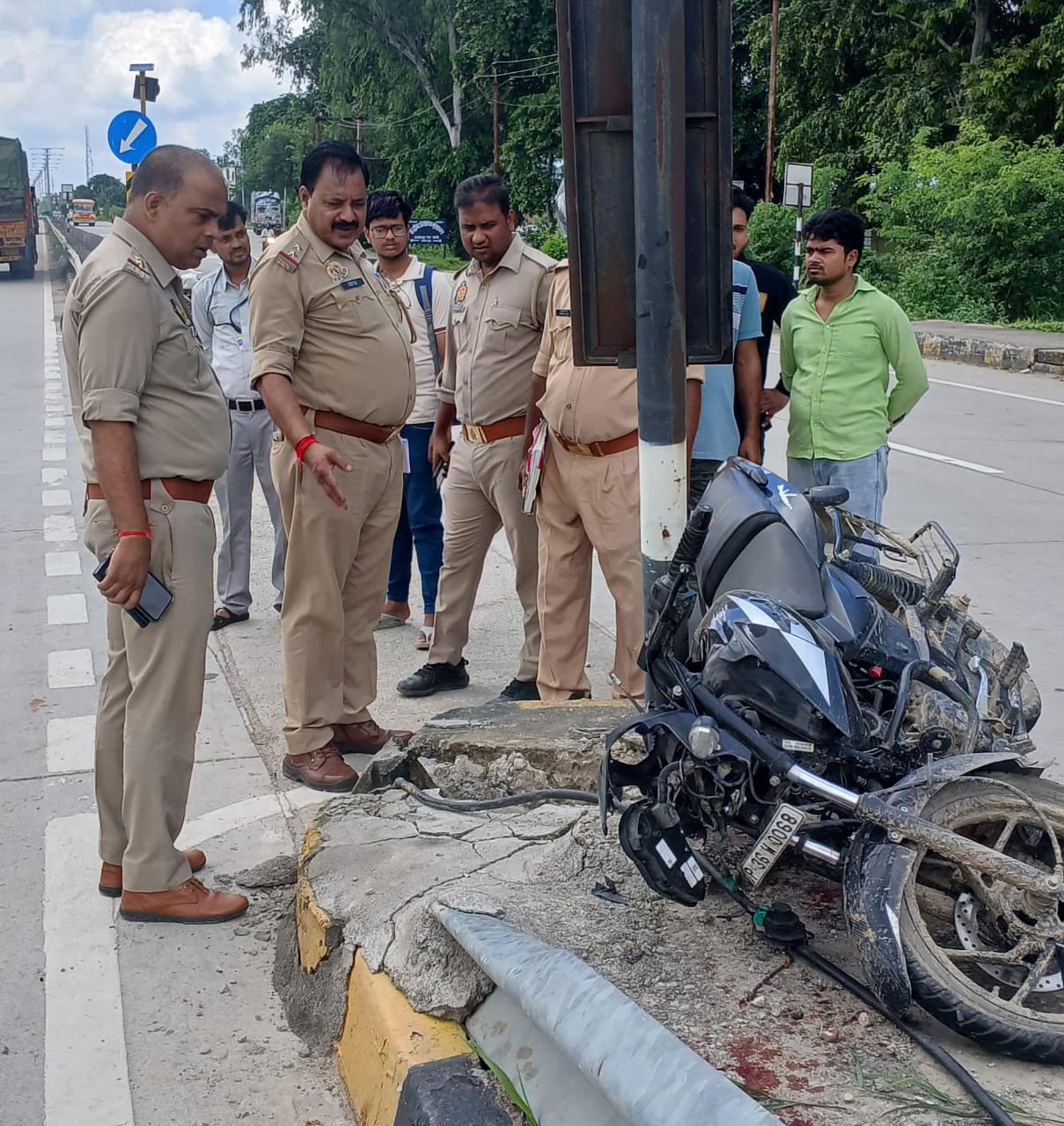 बाइक डिवाइडर से टकराई, युवक की मौत