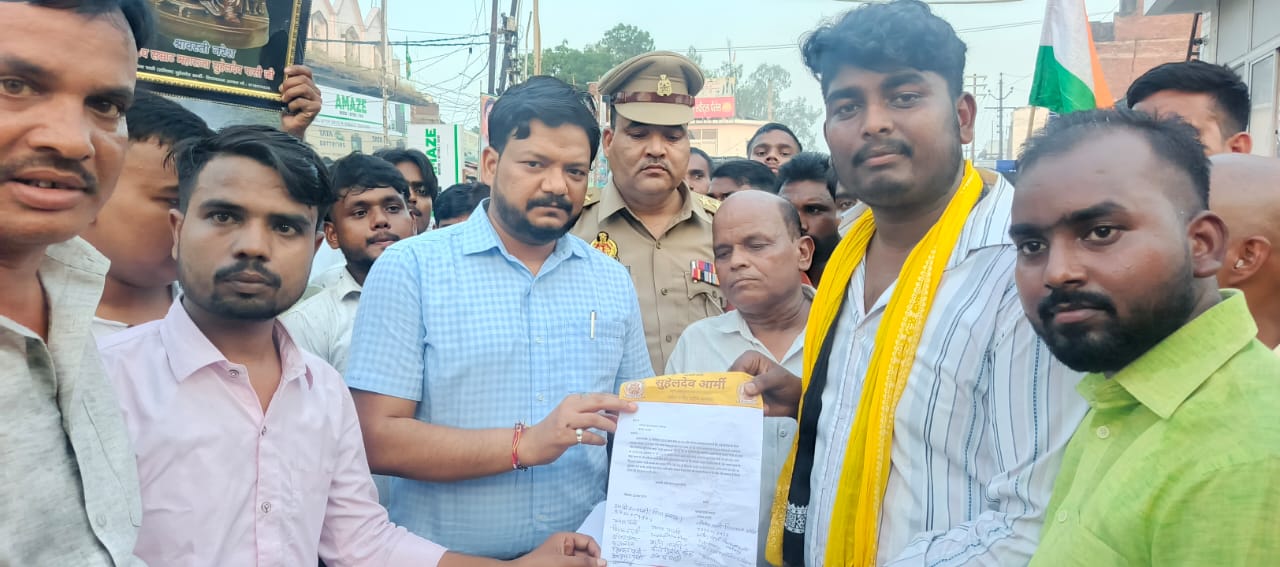 पासी समाज ने सुहेलदेव पर टिप्पणी को लेकर पूतला फूका