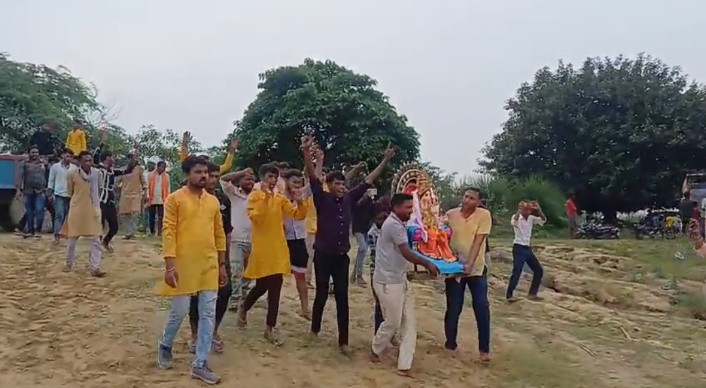 नम आँखों से गणपति बप्पा का विसर्जन