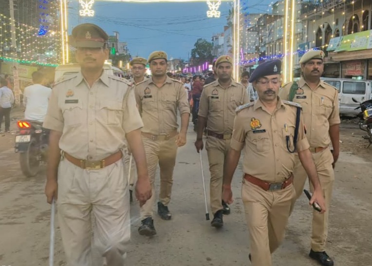 त्योहार दुर्गापूजा व दशहरा के दृष्टिगत शांति, सुरक्षा व कानून व्यवस्था बनाये रखने हेतु अपर पुलिस अधीक्षक अमेठी द्वारा कस्बा जगदीशपुर में किया गया पैदल गश्त ।