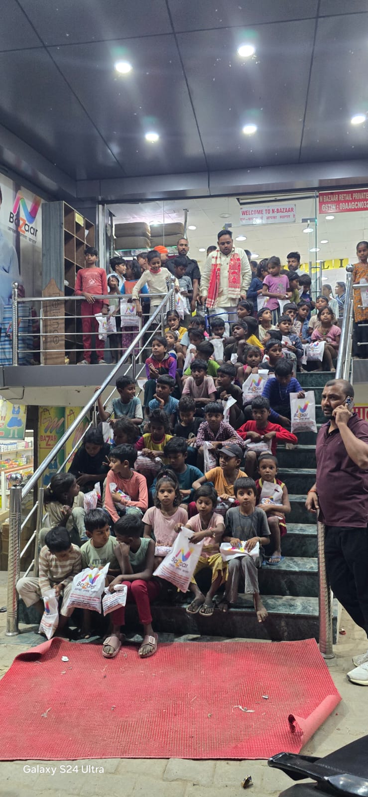 दीपावली पर जरूरतमंद बच्चों की चहरे पर मुस्कान में अपनी खुशियों मे आनंद की अनुभूति सोनू यज्ञसैनी