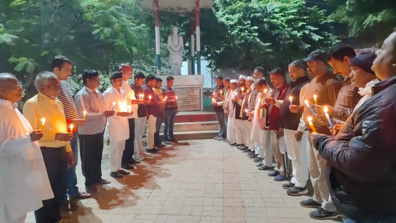 दिल्ली बम ब्लास्ट के विरोध में कांग्रेसियों ने निकाला कैंडल मार्च,मृतकों को दी श्रद्धांजलि