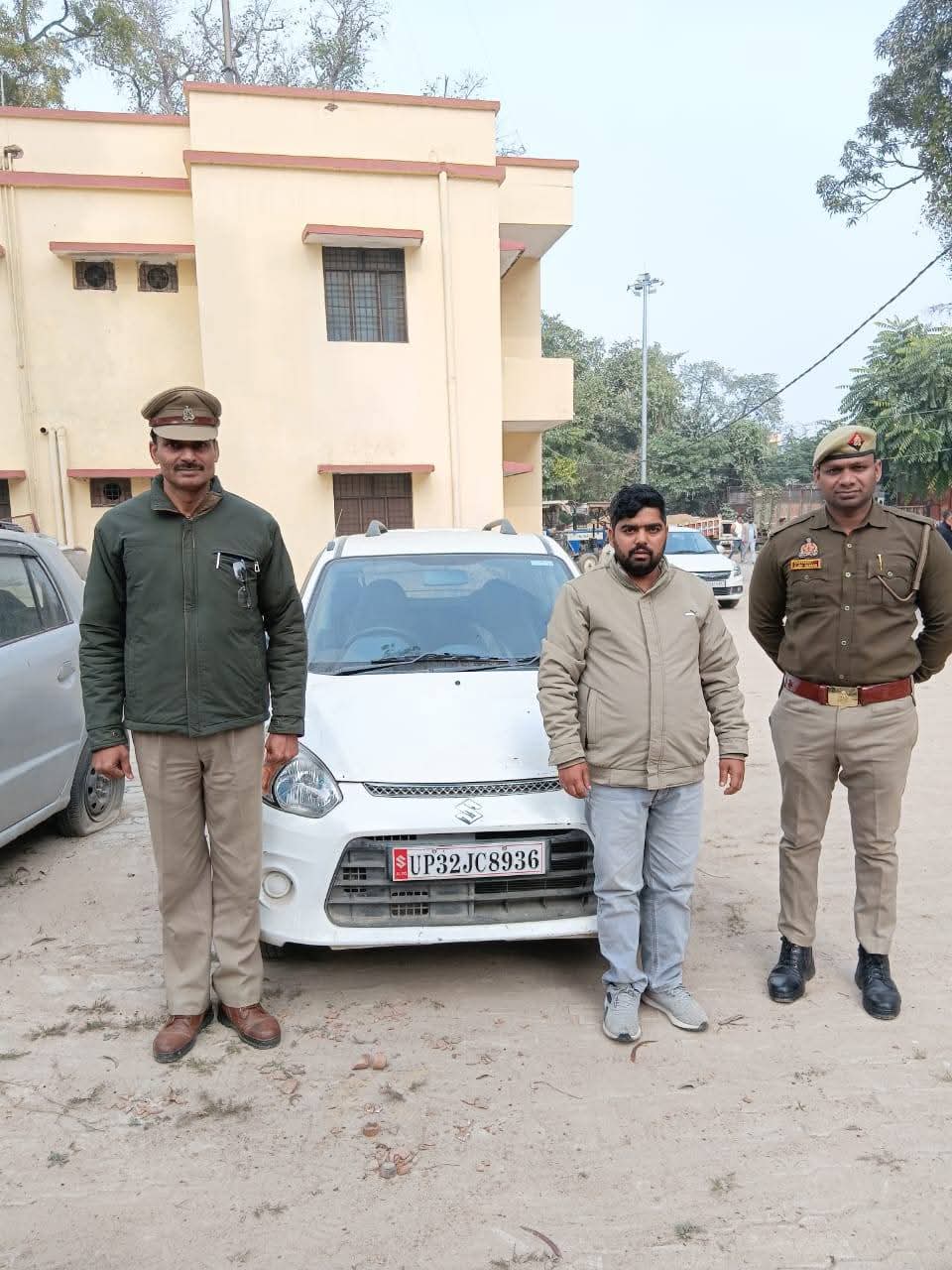 बस स्टैंड पर कार से स्टंट करना पड़ा भारी, स्टंटबाज गिरफ्तार