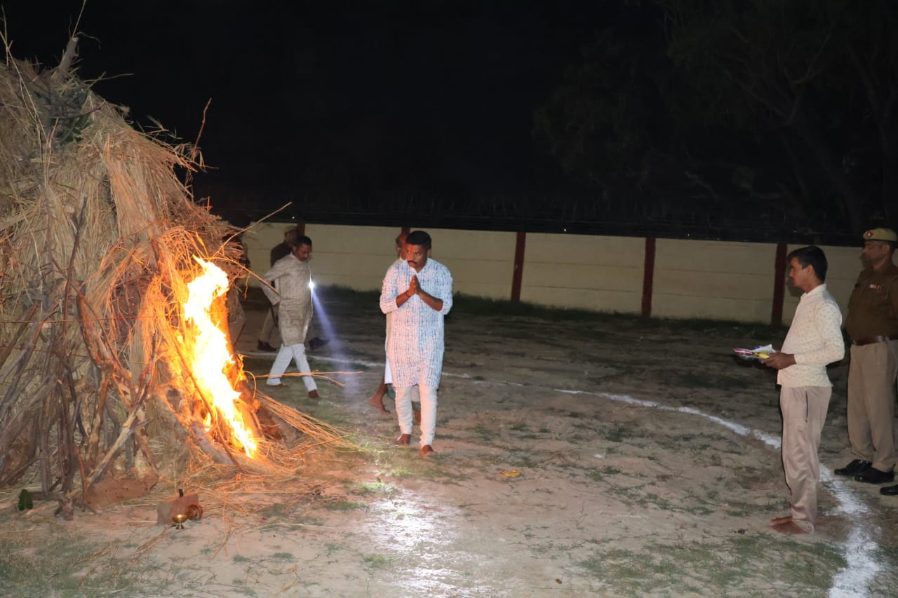 पुलिस अधीक्षक  द्वारा रिजर्व पुलिस लाइन जनपद  में अधिकारी/कर्मचारीगण के साथ किया गया होलिका दहन।