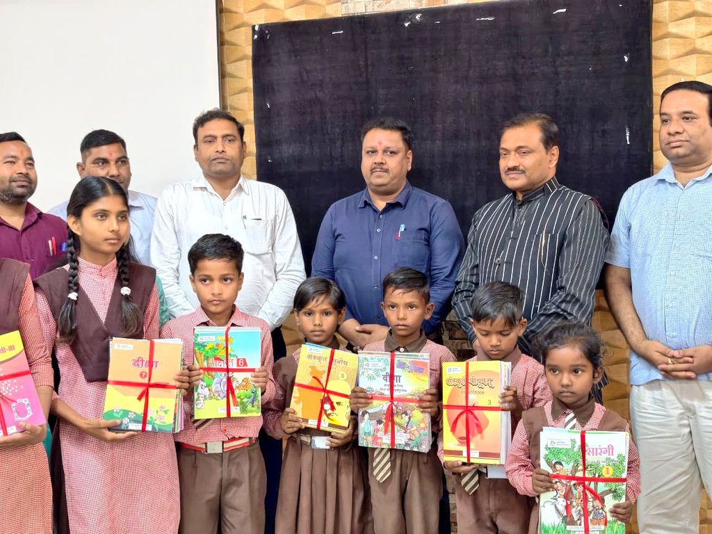 अमेठी में “स्कूल चलो अभियान 2026-27” का शुभारंभ, बच्चों को वितरित किए गए बैग व पाठ्यपुस्तकें।