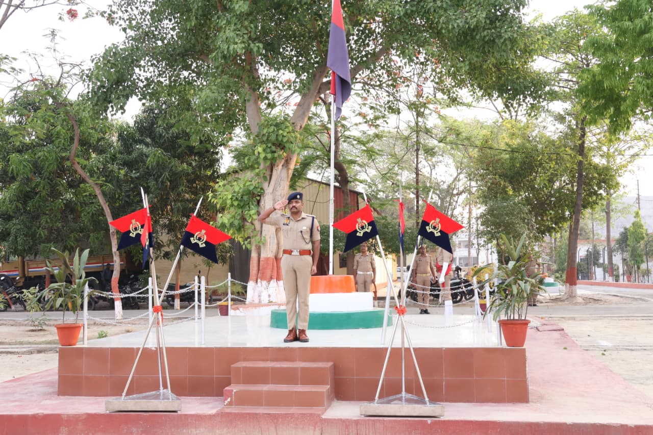 पुलिस अधीक्षक  द्वारा रिजर्व पुलिस लाइन  में शुक्रवार परेड की सलामी ली गई एवं निरीक्षण कर दिए गए आवश्यक निर्देश