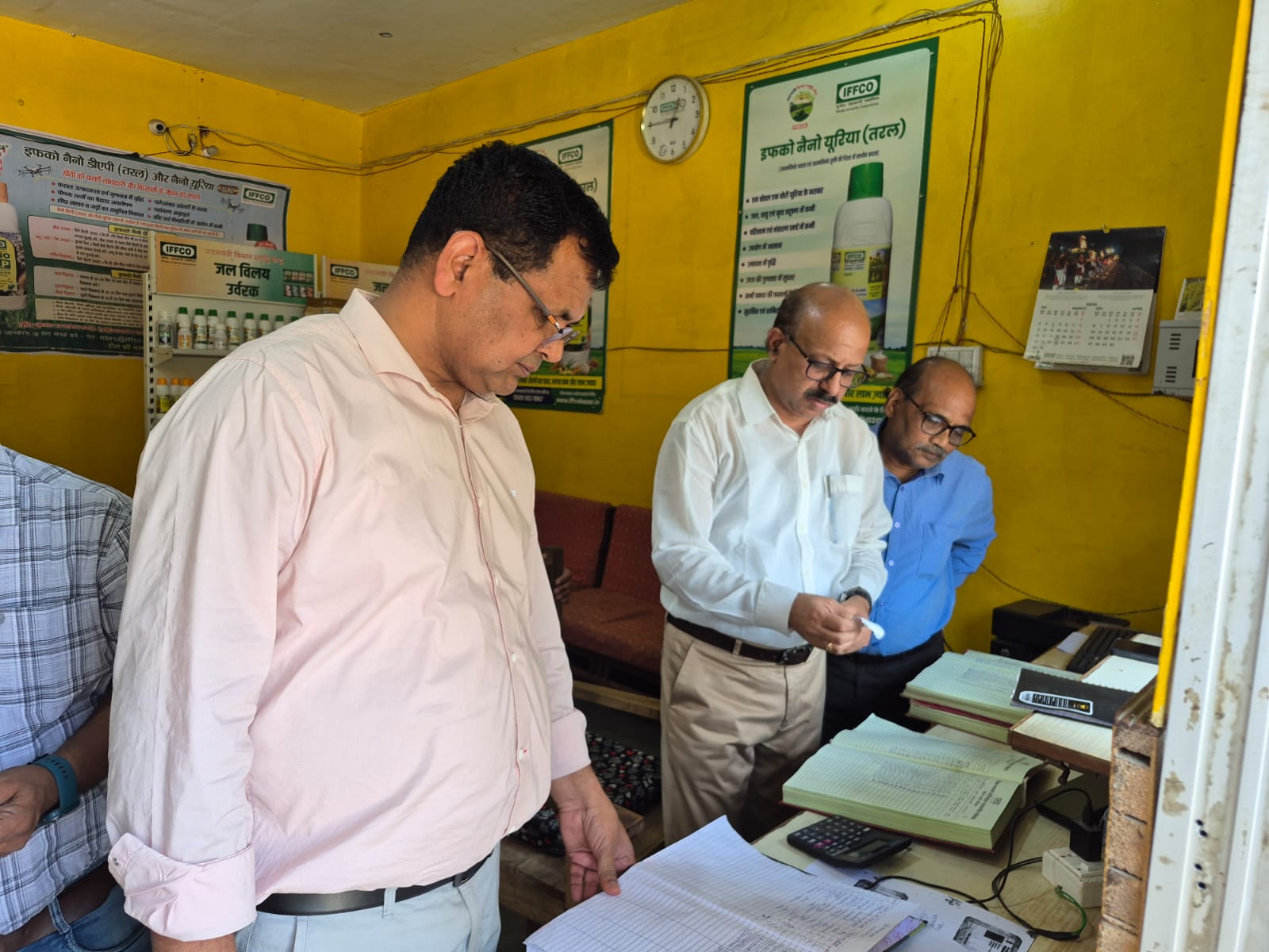 स्टॉक व बिक्री रजिस्टर अधूरे मिलने पर 3 उर्वरक विक्रेताओं के लाइसेंस निलंबित