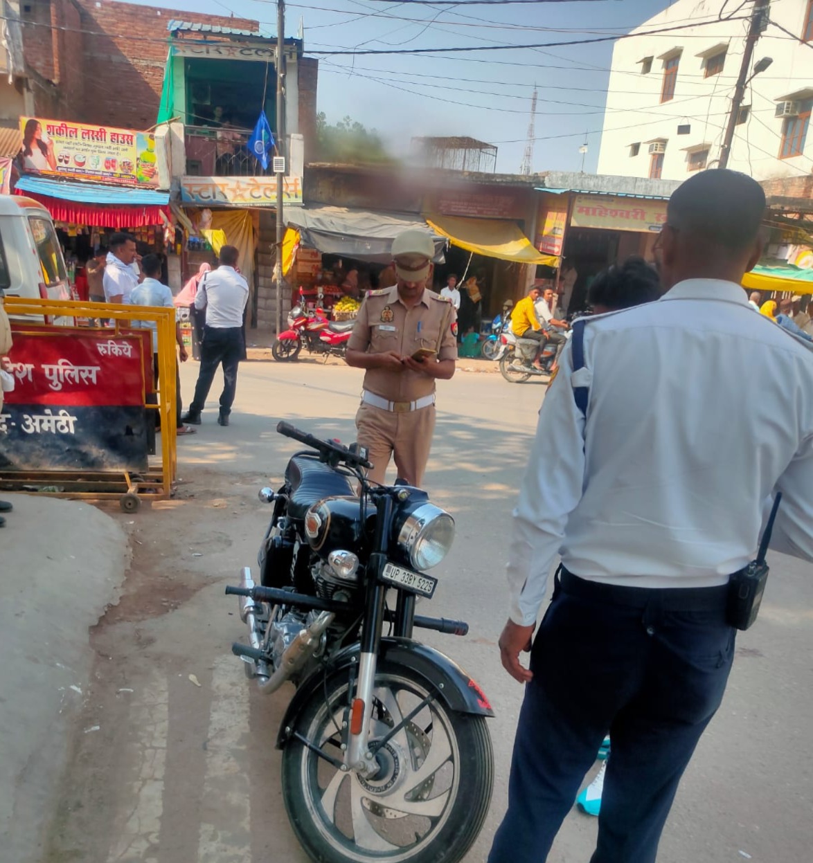यातायात पुलिस  द्वारा वाहनों के मॉडीफाई साइलेंसर एवं प्रेशर हॉर्न एवं हूटर के विरुद्ध चलाया गया सघन चेकिंग अभियान ।