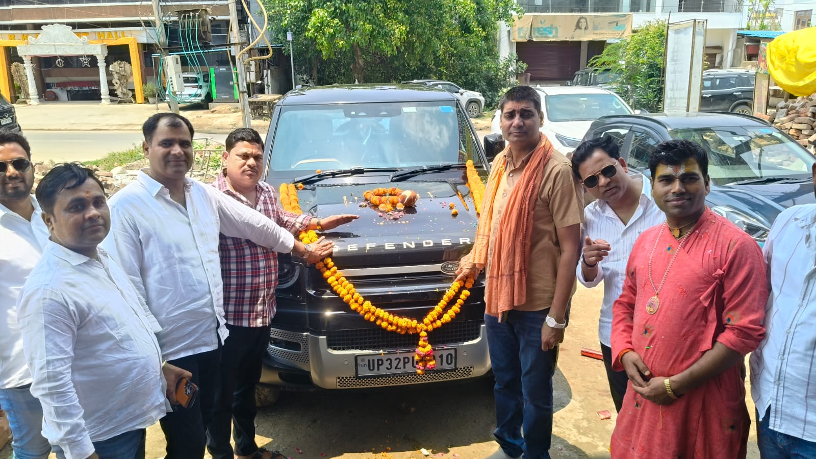 मेहनत की मिसाल बने सत्य प्रकाश जायसवाल, नई डिफेंडर खरीदने पर हरिहरपुर में जश्न का माहौल