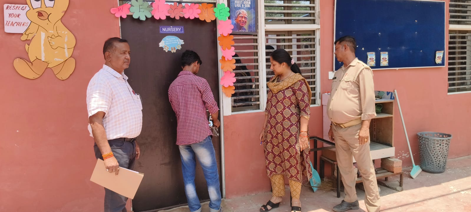 बिना मान्यता संचालित विद्यालय पर प्रशासन की कार्रवाई, कक्षाओं में लगा ताला।