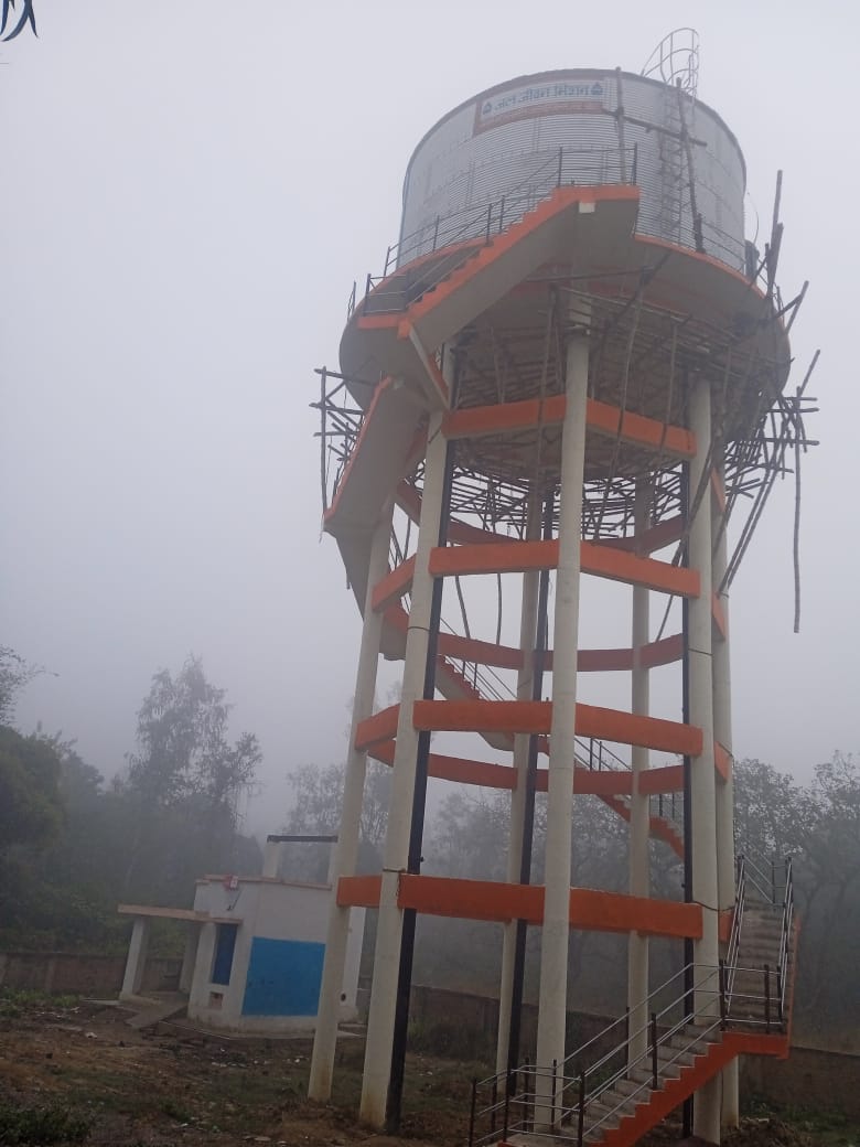 शो पीस बनी निर्माणधीन टंकी आला अफसर बेखबर