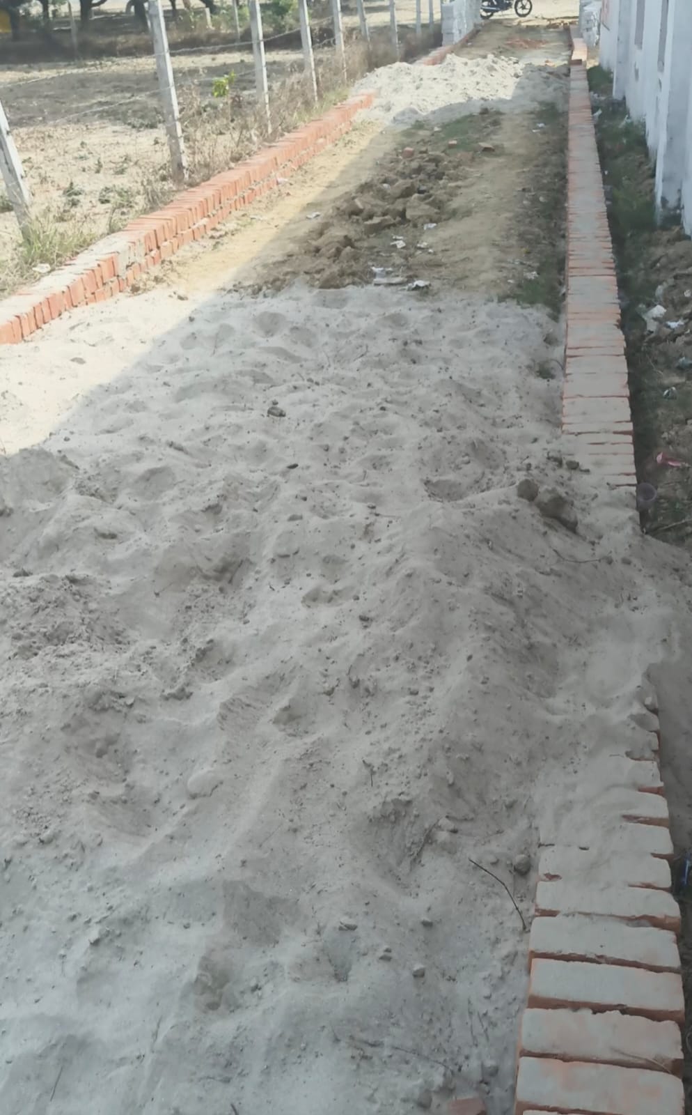 इंटर लाकिंग निर्माण में घटिया सामग्री का उपयोग, जिम्मेदार बेखबर