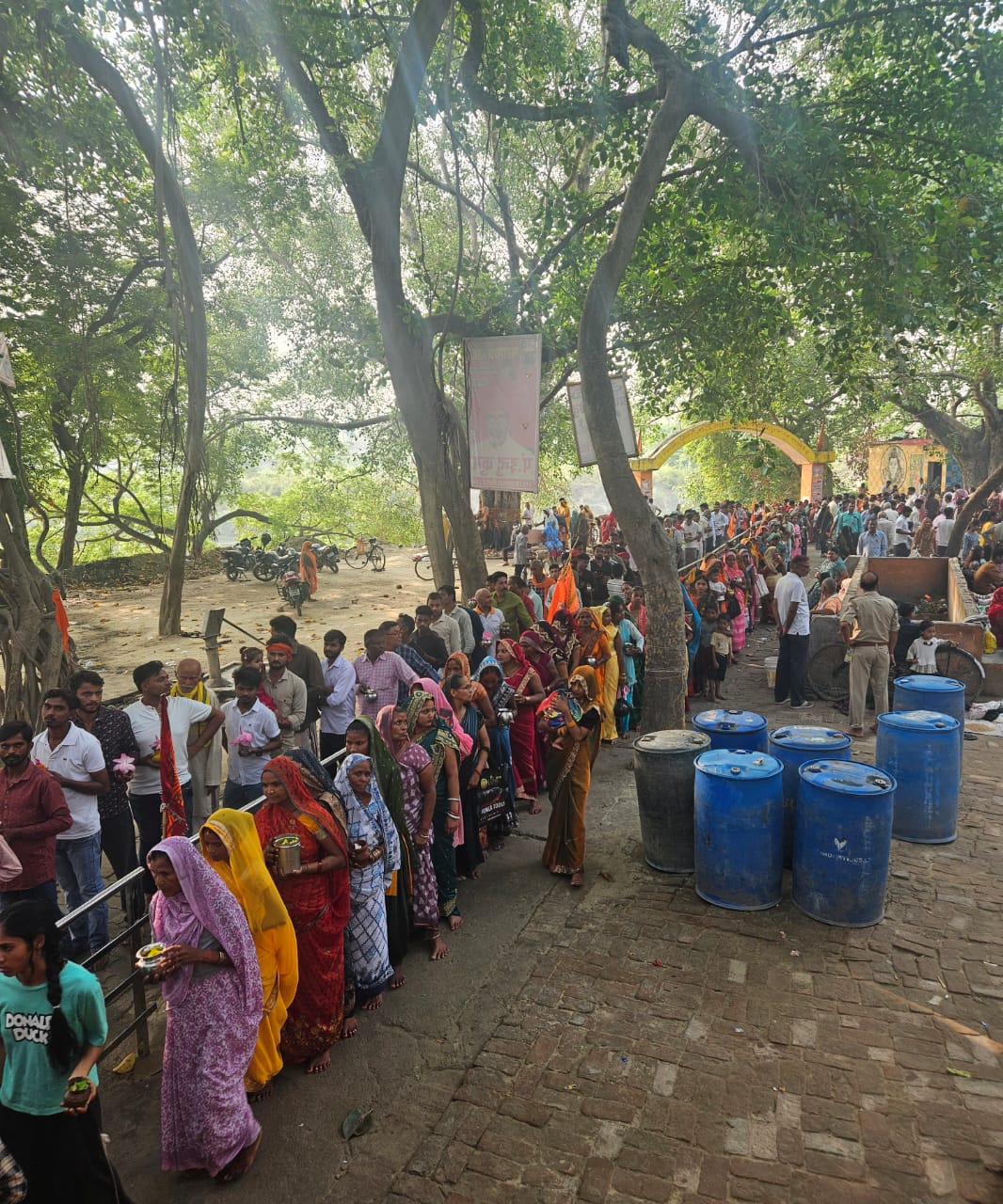 दण्डेश्वर धाम में उमड़ा आस्था का सैलाब, हजारों श्रद्धालुओं ने किया जलाभिषेक, विशाल भंडारे का हुआ आयोजन