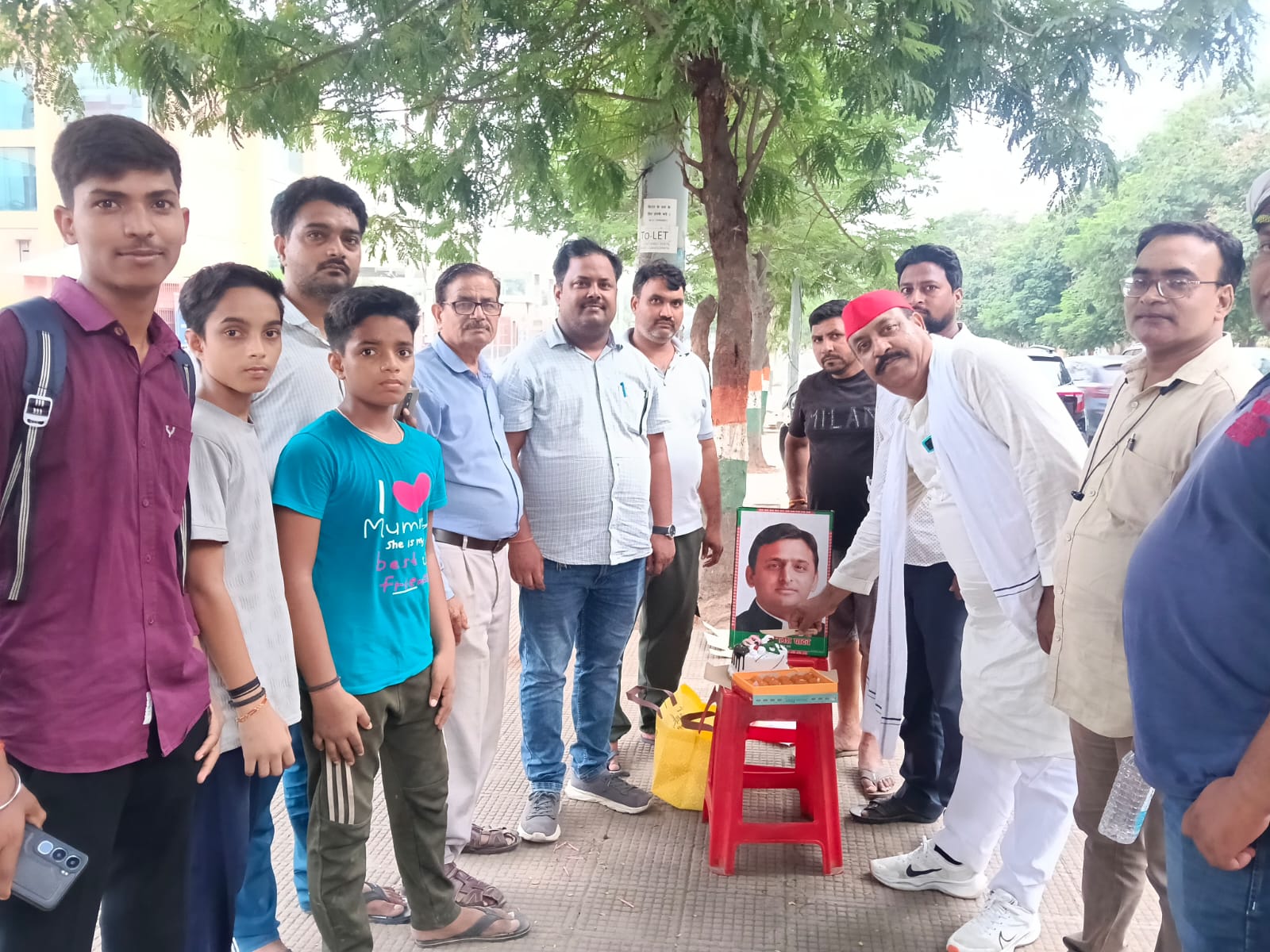 सपा प्रमुख अखिलेश यादव का जन्मदिन राजधानी में धूमधाम से मनाया गया, मेदांता चौराहे पर केक काटकर दीं शुभकामनाएं   