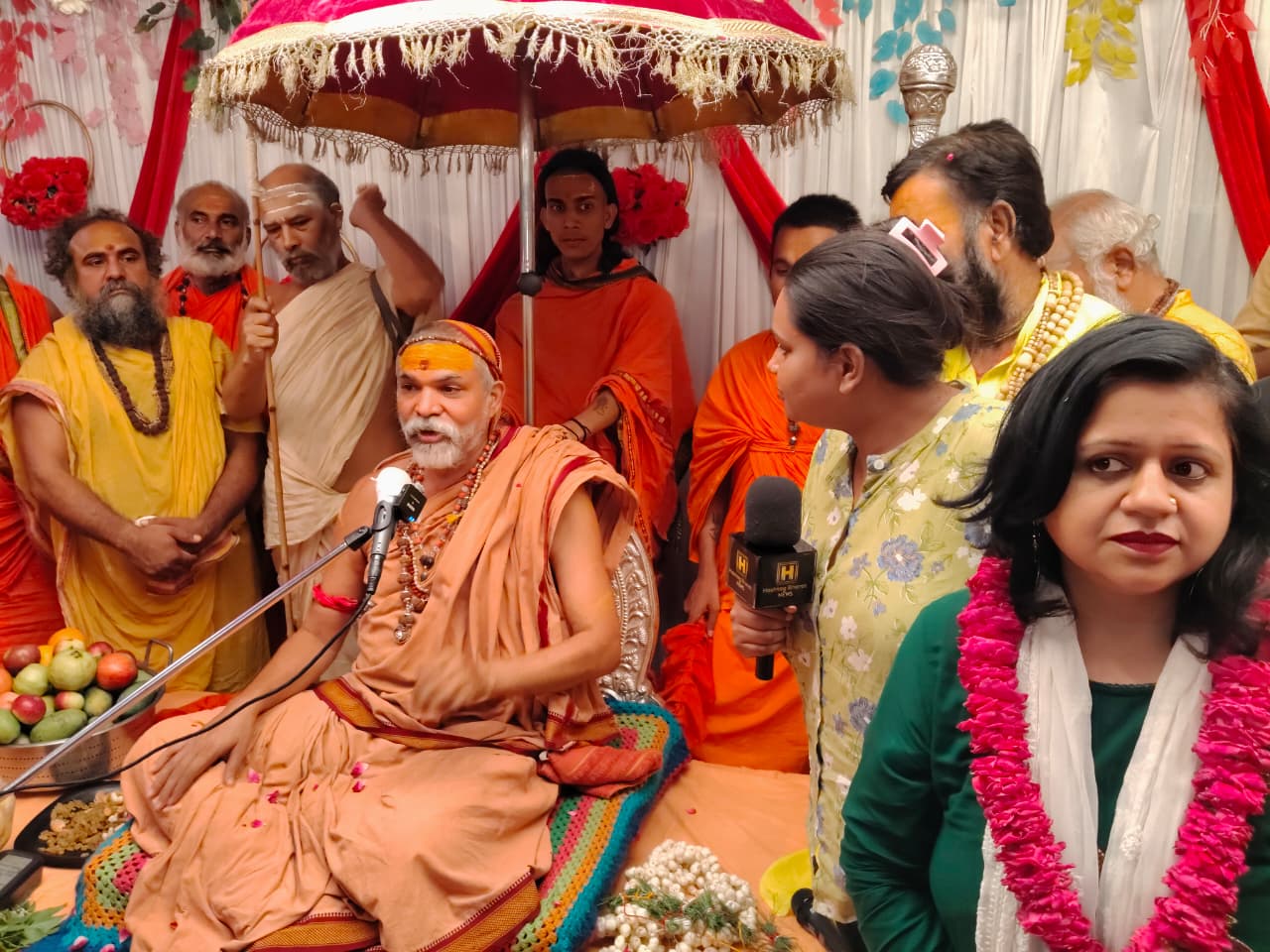 ज्योतिर्मठ के जगद्गुरु शंकराचार्य स्वामी अविमुक्तेश्वरानंद सरस्वती जी महाराज ने डॉ. कल्पना सिंह को सौंपी सरोजिनी नगर विधानसभा के गौधाम व विकास एवं गौसेवा की जिम्मेदारी