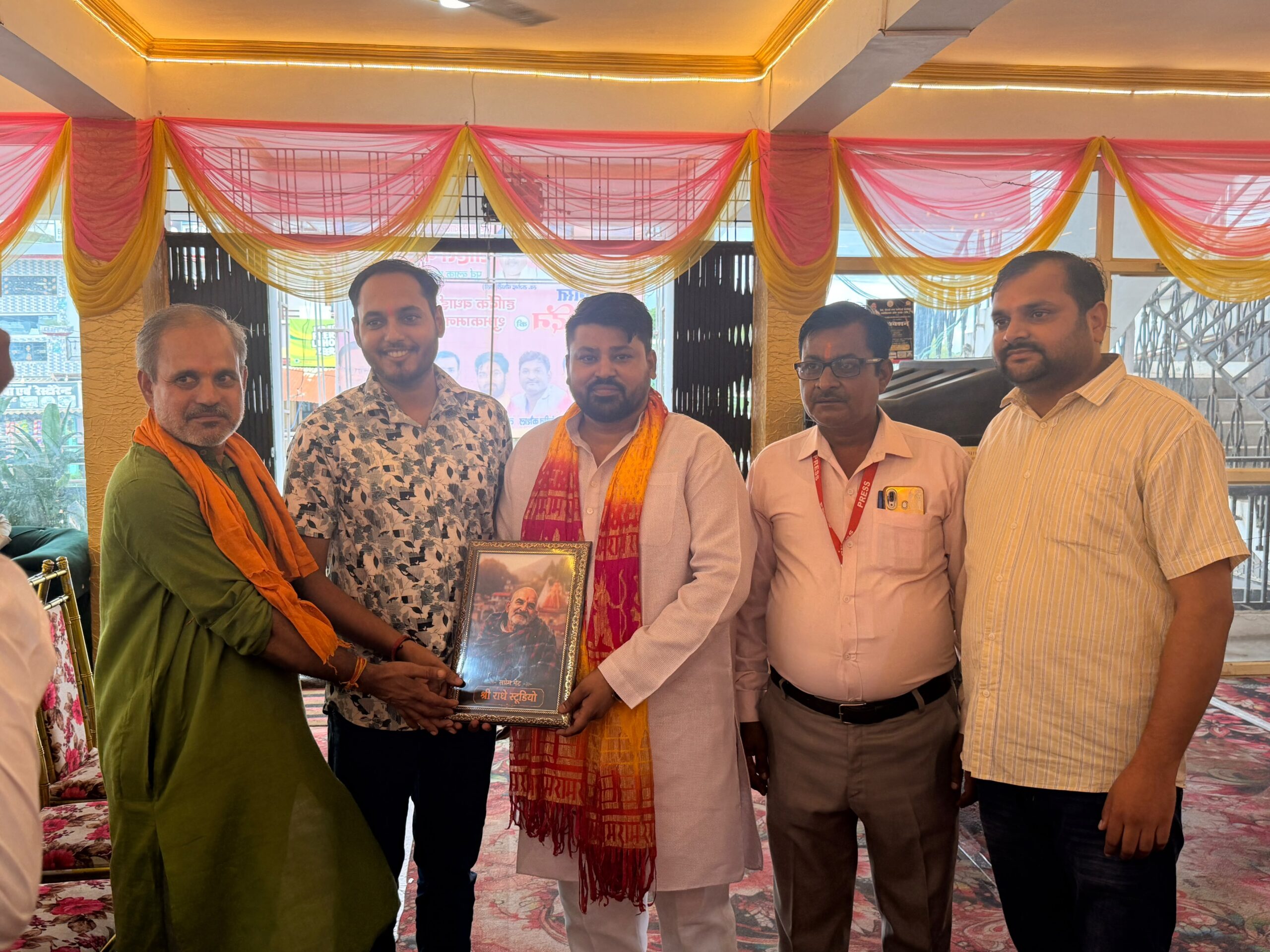 जगदीशपुर में भाजपा नेता रोहित चौधरी का जन्मदिन हर्षोल्लास के साथ मनाया गया